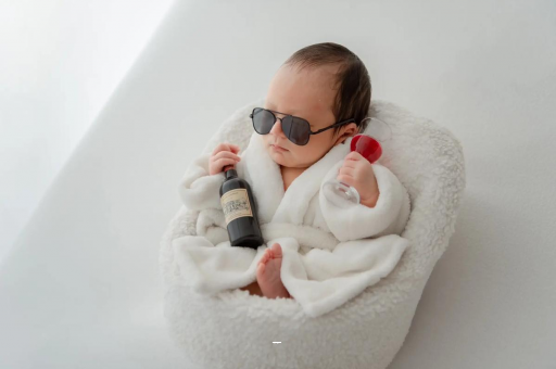 珠海满月宝宝趴着睡